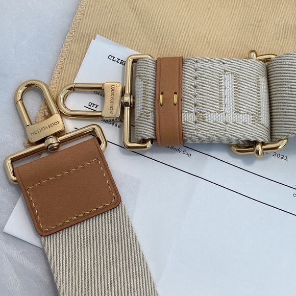 LOUIS Vuitton Utility Bag Jacquard strap and pouch - Picture 9 of 14